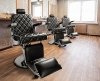FOTEL BARBERSKI PRIMUS CZARNY/WSTAWKI BIAŁE/BAZA CHROM Z NAKŁADKĄ CZARNĄ (BARBER BY AYALA)